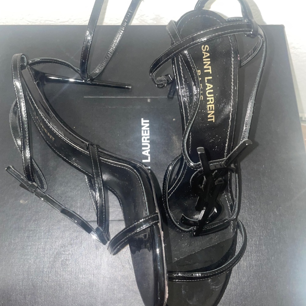 Saint Laurent - Cassandra Logo-embellished patent leather heels!